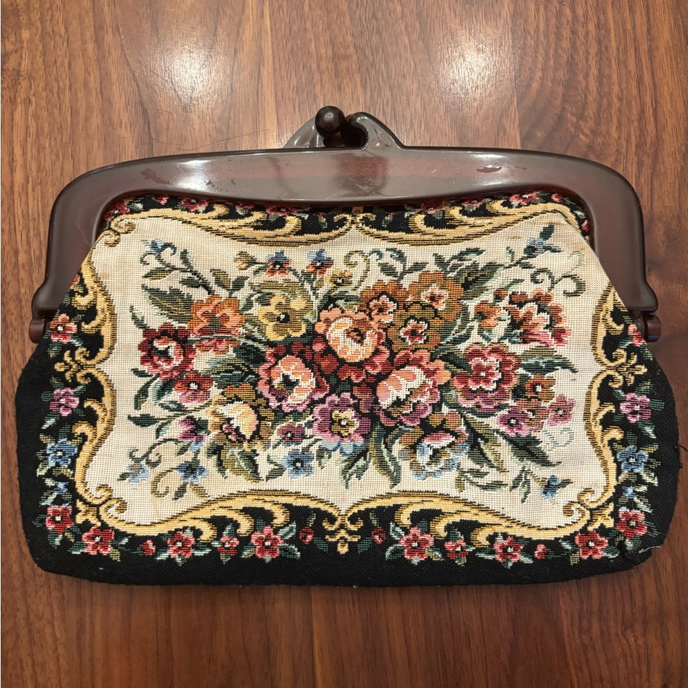 Vintage Kiss Lock Tapestry Fabric Floral Clutch. So unique and adorable 🌷